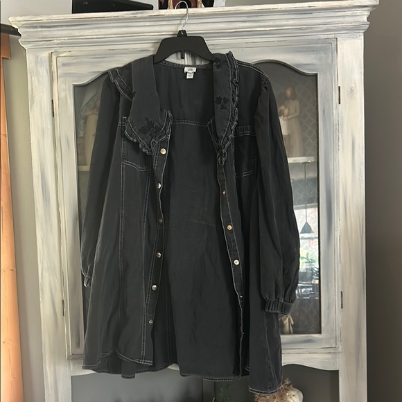 Black Ruffled Button-Up Dress - Picture 5 of 10